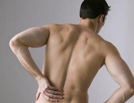 Homme qui a un mal de dos