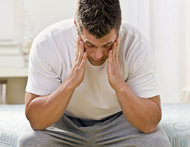 Homme qui a mal à la tête