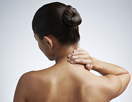 femme qui a un torticolis