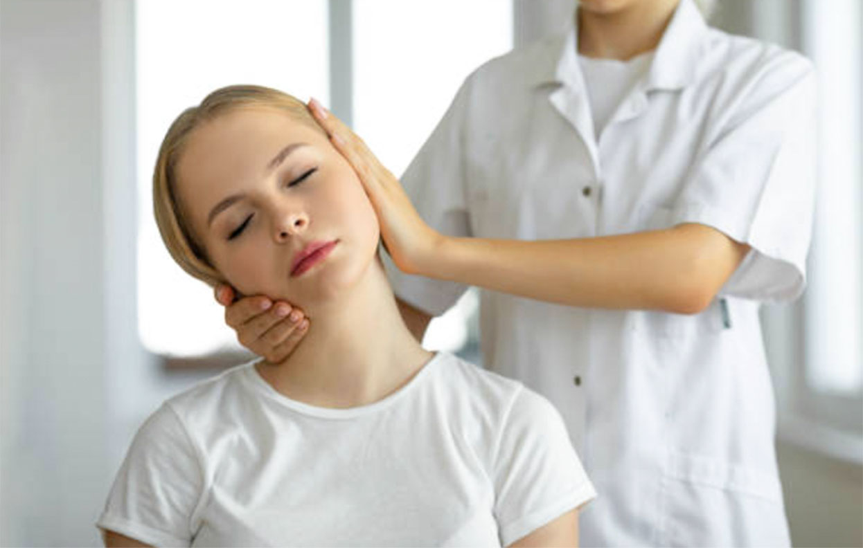 Femme recevant des soins chiro cou