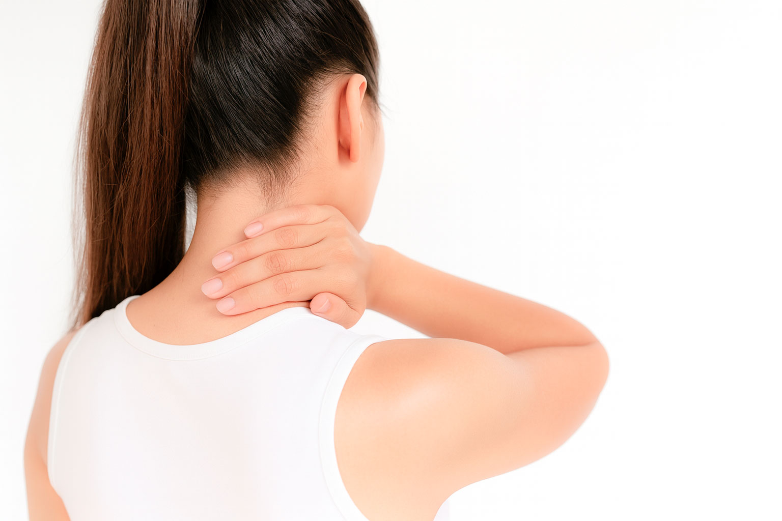 En-clinique-chiropratique-une-femme-qui-a-mal-au-cou-et-se-tient-la-nuque-avec-la-main